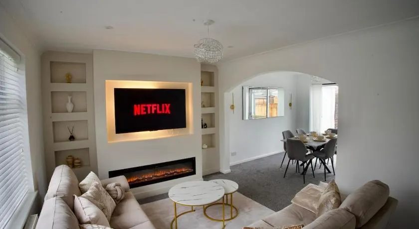 Solaire - Luxury 3BR Near Gatwick, Fire Place, Garden & Free Parking - Image 1