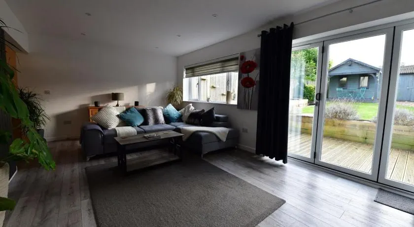 2BD Garden Home - A Short Walk to Stonehenge - Image 1