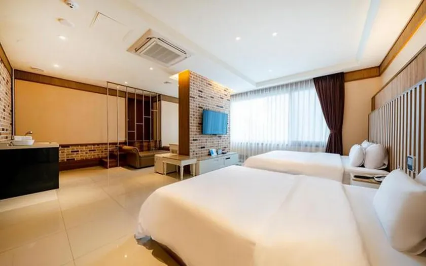 Gwangyang Divine Hotel - Image 1