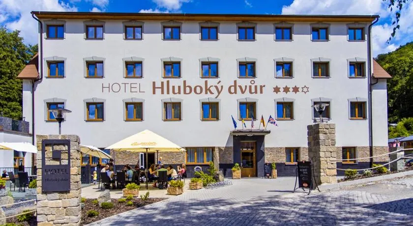 Wellness Hotel Hluboký Dvůr - Image 1