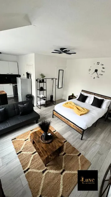 Free Parking! Kingston Studio, ideal for professionals relocators and leisure stays, near Kingston Station and Shopping Centre - Image 1