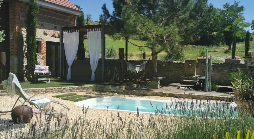 Loft rénové avec piscine privée et spa - Havre de paix en Auvergne - Image 1