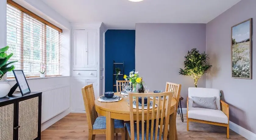 Bright Rossett 2 Bedroom Stay Free Parking Sleeps 4 - Image 1
