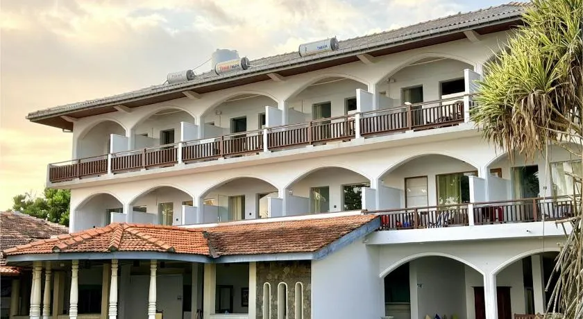 Sri Gemunu Beach Resort - Image 1