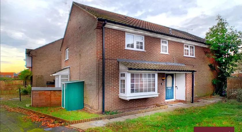 Wokingham - 2 Bedroom Maisonette - With Parking - Image 1