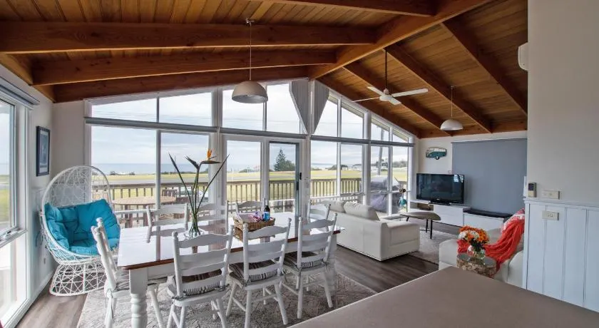 Stunning Waterfront only 10 minutes to Phillip Island - FREE EV UNIT 7kW for electric cars - pet friendly, fireplace FREE WIFI wine & chocolates - Image 1