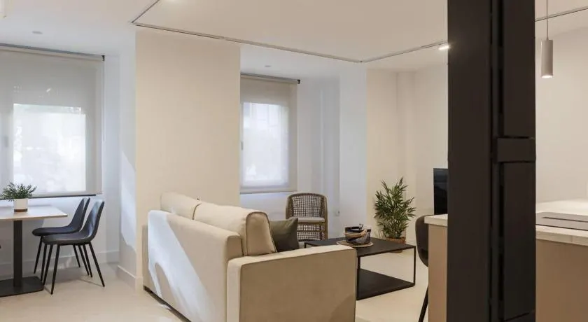 Royar Apartamentos - Image 1