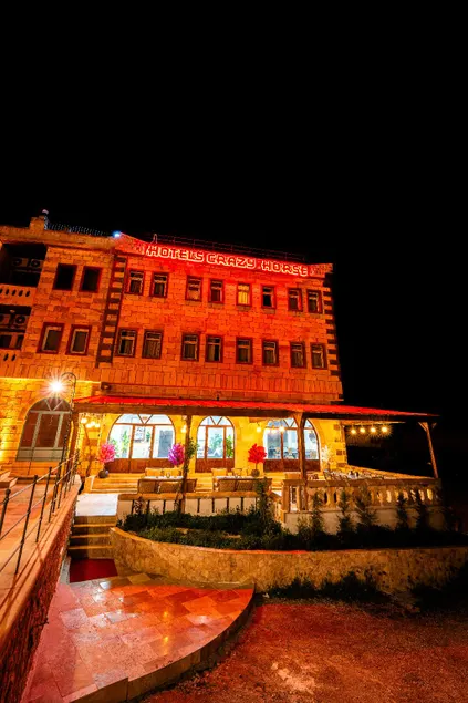 Crazy Horse Hotel - Image 1