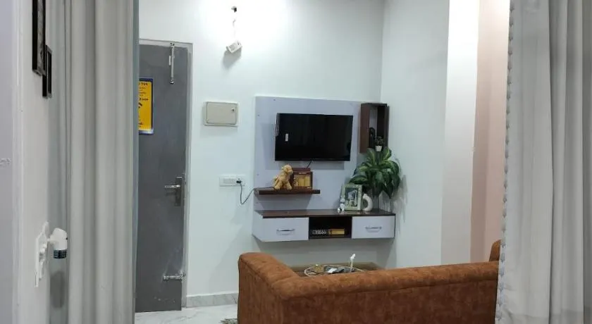 Leisure stays Ufairia Mall -Near Ek murti Chowk - Image 1