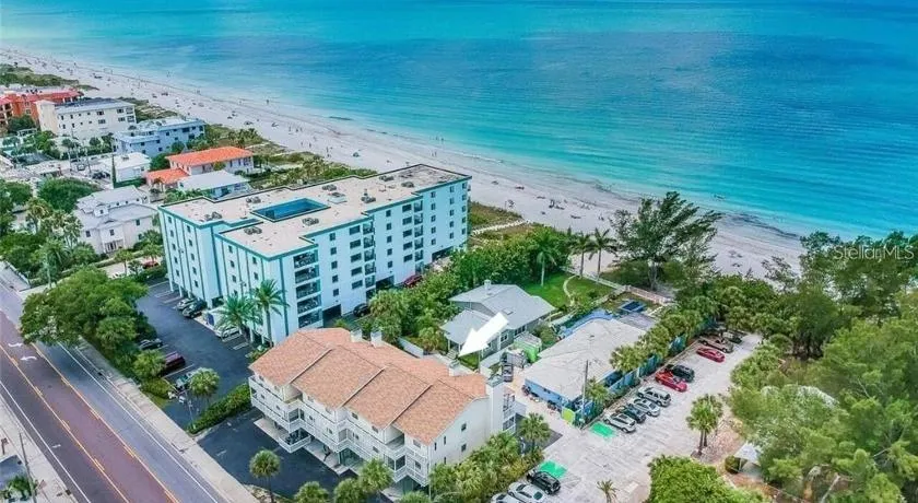 100 steps to beautiful Indian Rocks Beach, oceanside, 2 bedroom updated condo - Image 1