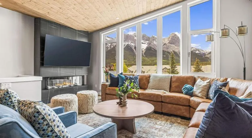 Luxury 4 BR Retreat with Hot Tub and epic mountain view - Image 1