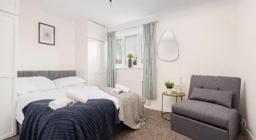 Lavish 2-BDR and Comfy 5-Beds House - Grear for Contractors & Long Stays - Close to Piccadilly and Etihad - Fast Speed WiFi - Sleep 7 - Free On-Site and On-Street Parking - Garden - Image 1