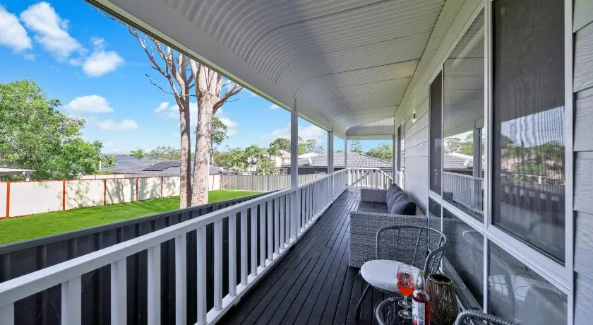 Water Views - Boat Parking - King Bed - Air Con - Image 1