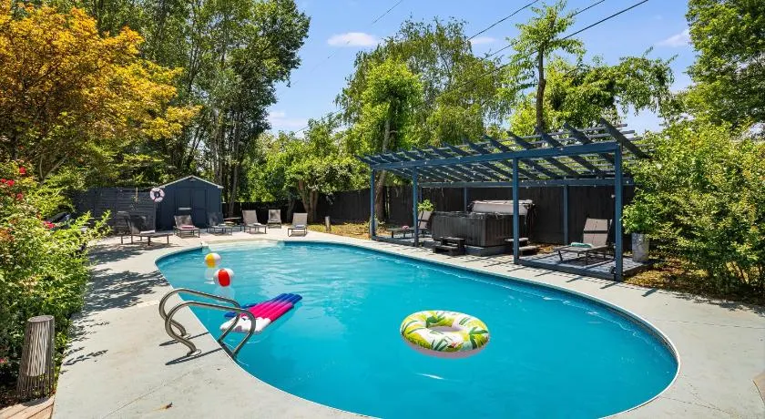 HotTub, FirePit, Pets, Pool Table, Outdoor Dining - Image 1