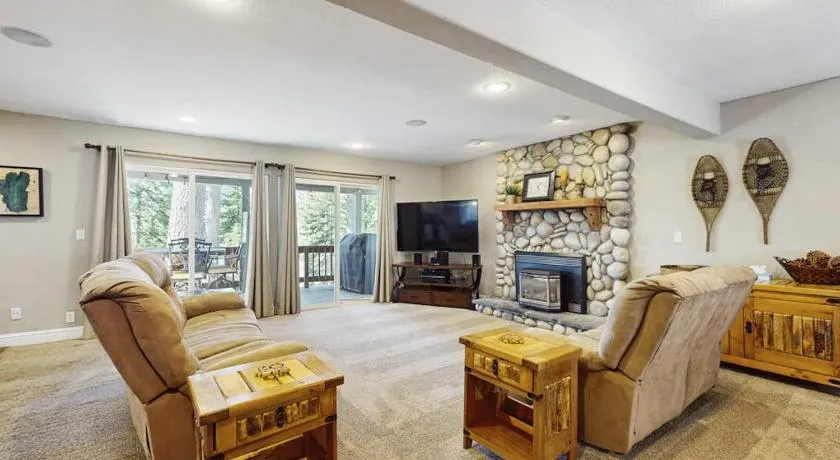 Spacious oasis with mountain views 5 decks & foosball - Image 1