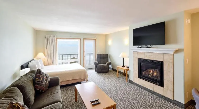 Top-Floor Deluxe Suite With Ocean View - Sleeps Six - Image 1
