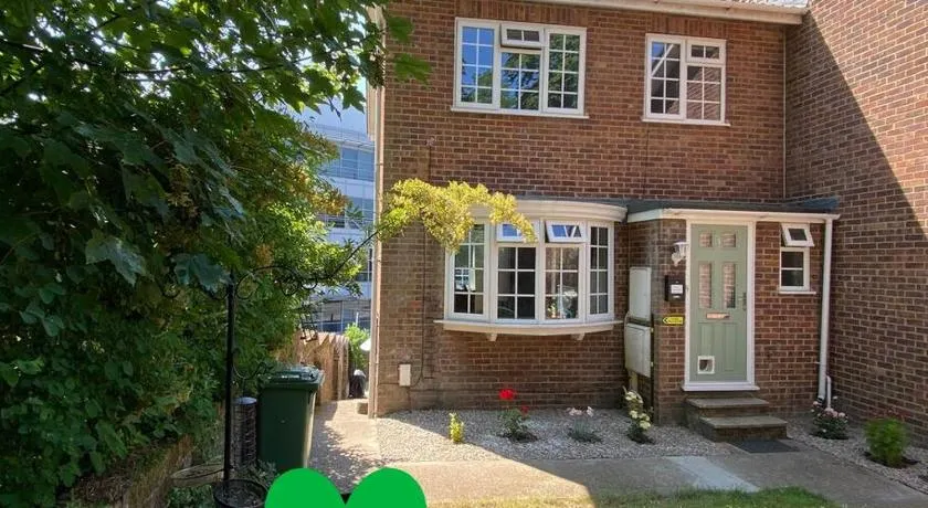 Redhill Town Centre 3 bed House near Gatwick Airport, easy commute to London - Image 1