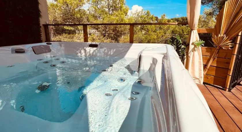 Yourte éco-lodge avec jacuzzi luxe chez C&C, exclusivement réservée aux ADULTES - Image 1