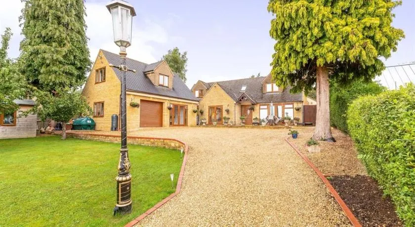 Beautiful 4-5 bedroom village house with rural views - Image 1