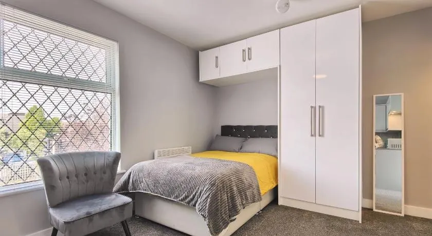 HEYHOO Charming Holiday Studio in Hazel Grove - Self Catering Apartment 2 - Image 1