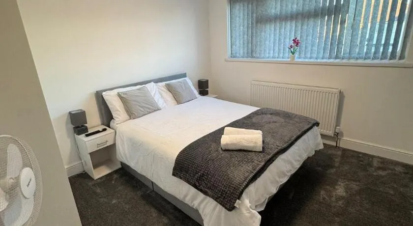 Near Heathrow - Studio - WiFi - Parking - Sleeps 2 - Image 1