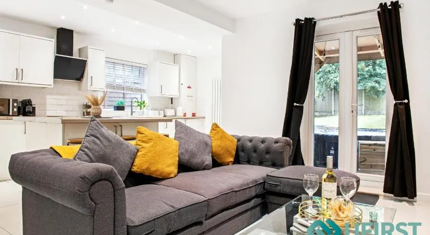 Delightful 3BR Home - Hot Tub - Near Castle, QMC - City Centre & Trent Bridge - Free WiFi & Parking - Sleeps 6 - Image 1