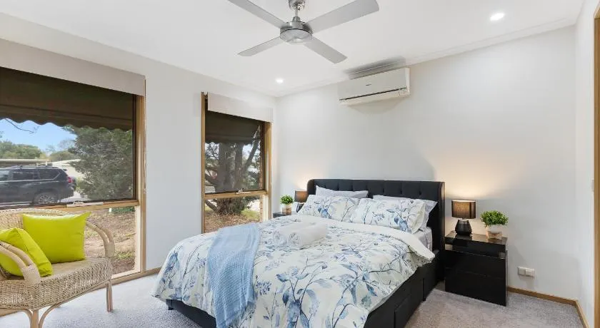 Woodgrove Penthouse - 36 min drive to MEL airport - Image 1