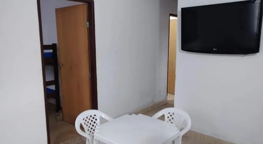 Casa 2 quartos e sala com cozinha e banheiro de FRENTE pro RIO em Caraguagautatuba Porto Novo 900 metros da Praia - Image 1