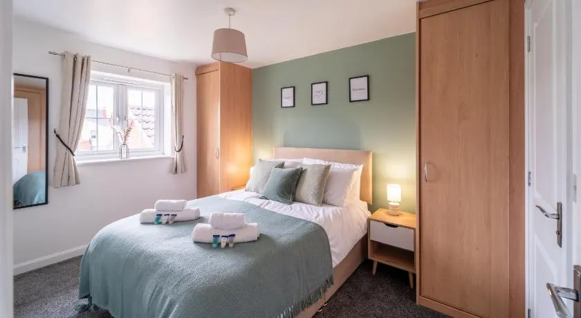 Stylish 3-bed Gloucester house with Free Driveway Parking for 2 cars - Image 1