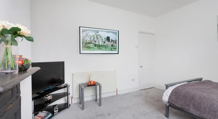 Clarendon - Image 1