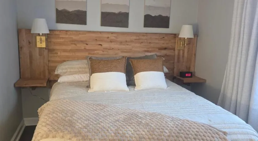 Cozy Room in Revere near Beachmont Blue Line Station - Image 1