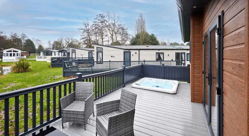 Bluebell Lodge with Hot Tub - Image 1