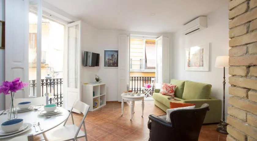 Cette confortable propriété de 85 m² est une option parfaite pour profiter de cette merveilleuse ville. Avec un petit balcon auquel vous pouvez accéder depuis votre magnifique salon, parfaitement bien équipé et meublé. Lumineux et moderne, avec un - Image 1