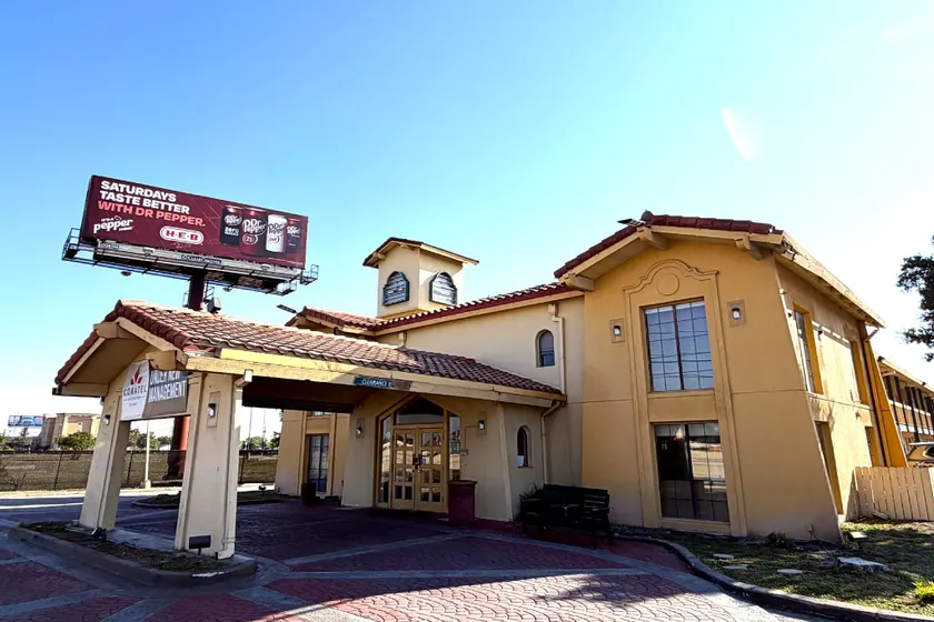 Townhouse Garden Inn & Suites San Antonio I 35 - Image 1