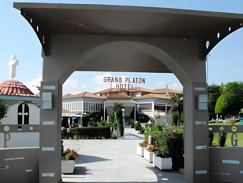 Grand Platon Hotel - Image 1