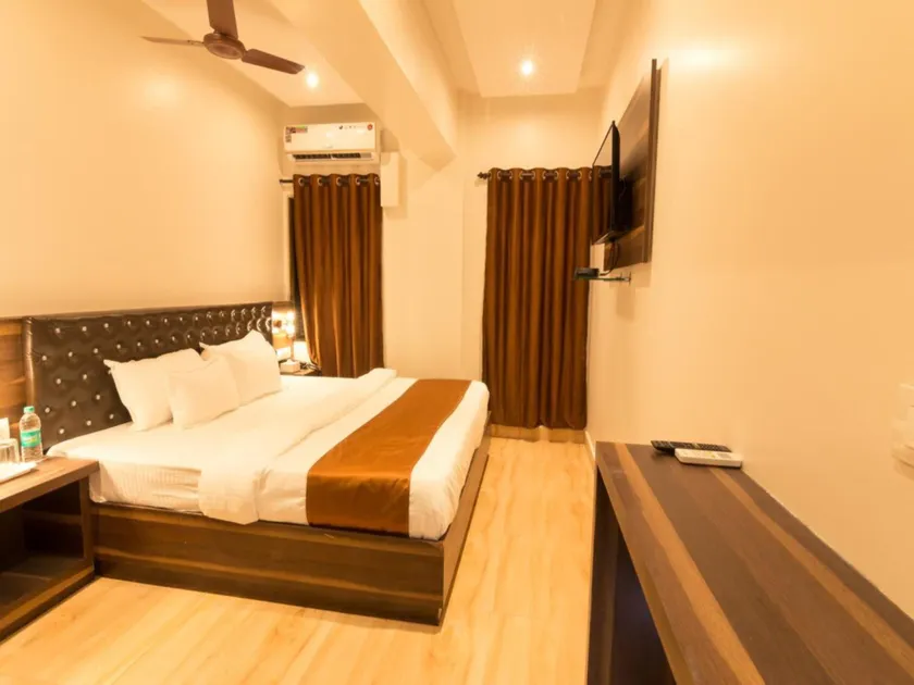 OYO 10056 Hotel Elite - Image 1