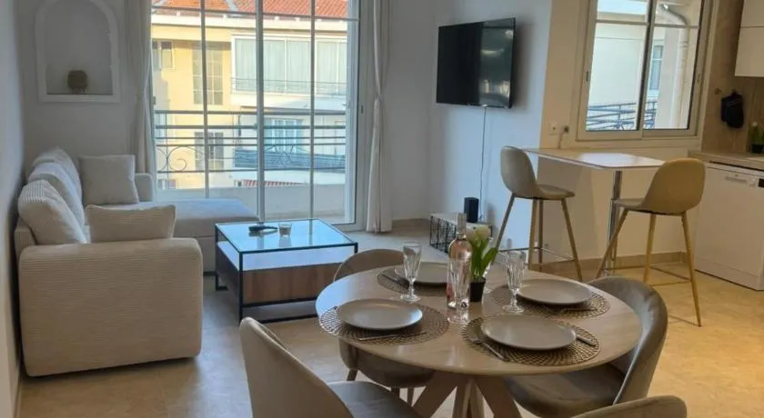 Charmant T2 rénové avec grande terrasse - Image 1