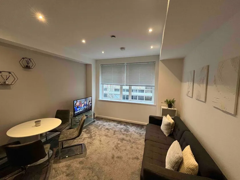 Modern 1BR Apartment In City Centre - Image 1