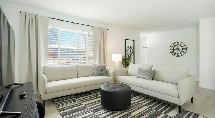 5-Bedrooms! Stylish and Modern Home, Pets Welcome! - Image 1