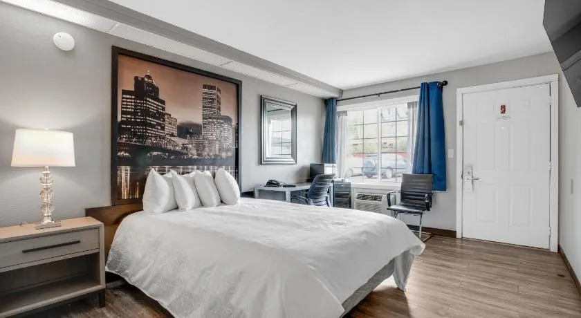 Executive Lodge - Image 1