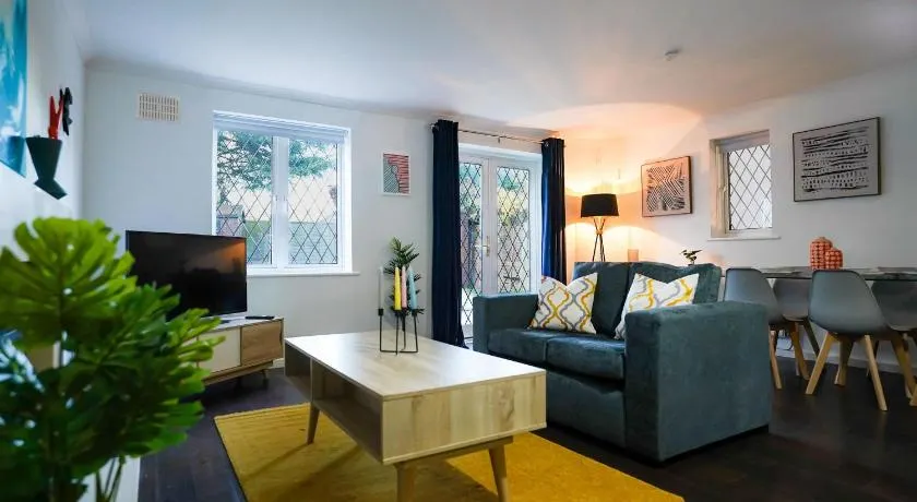 Spacious 4-Bed Contractor House with Parking and Fast WiFi in Luton by Jesswood Properties - Image 1
