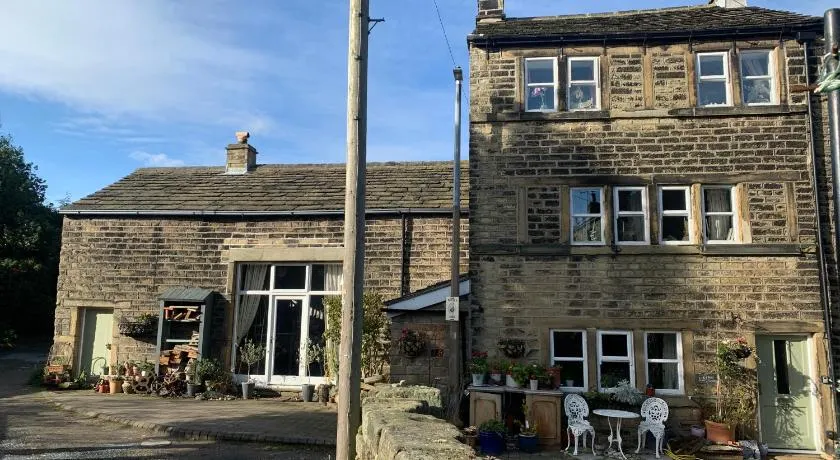 Quirky Homestay Cottage, 2 Bedrooms can be booked separately - with Guest Lounge 8 mins from Holmfirth - Image 1