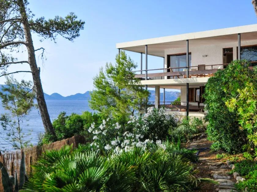 Design meets Tranquility in Beautiful Holiday Home steps away from Sandy Beach - Image 1