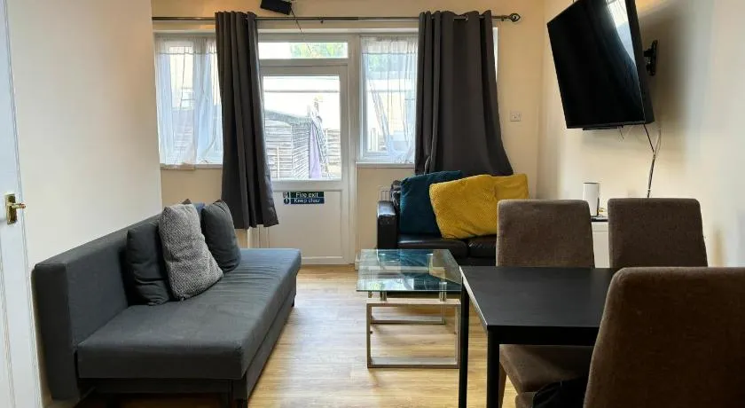 London Deluxe 6 Bedroom House - Image 1
