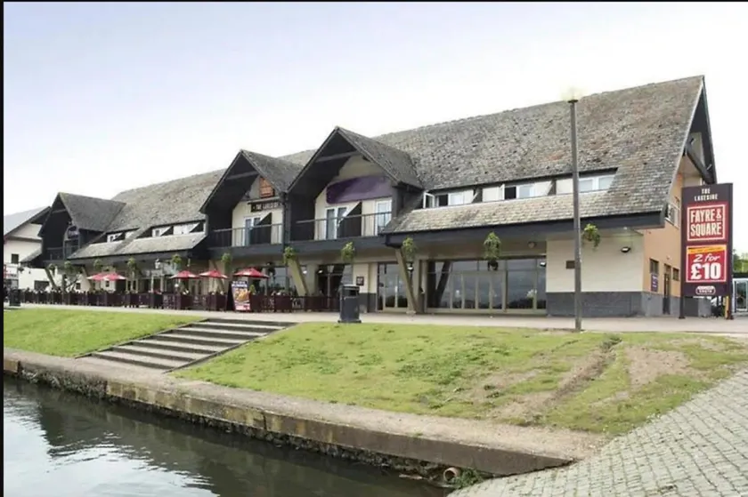 OYO Lakeside Willen Lake Milton Keynes - Image 1