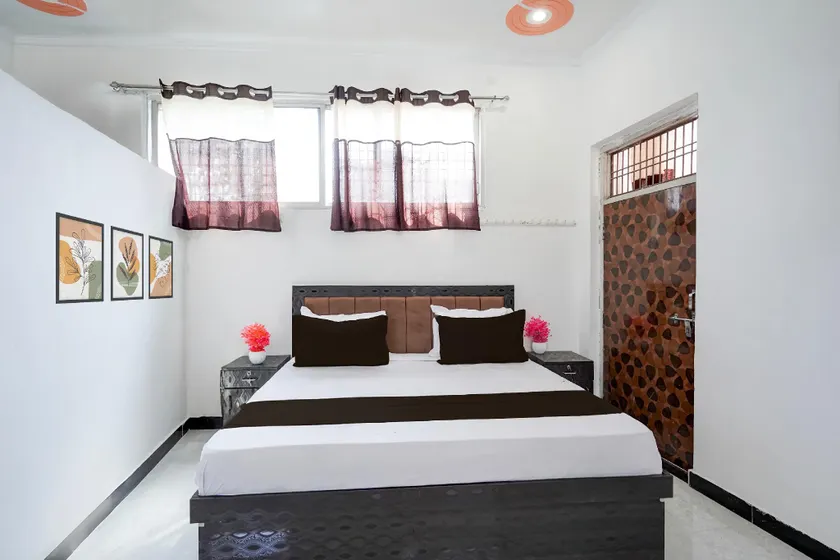 Hotel O by OYO Raj Family Restaurant & Hotels - Image 1