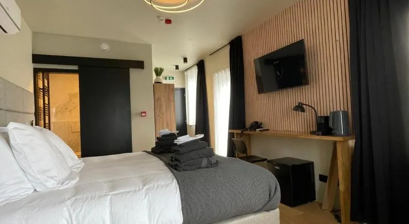 Hotel Mezza Notte - Image 1