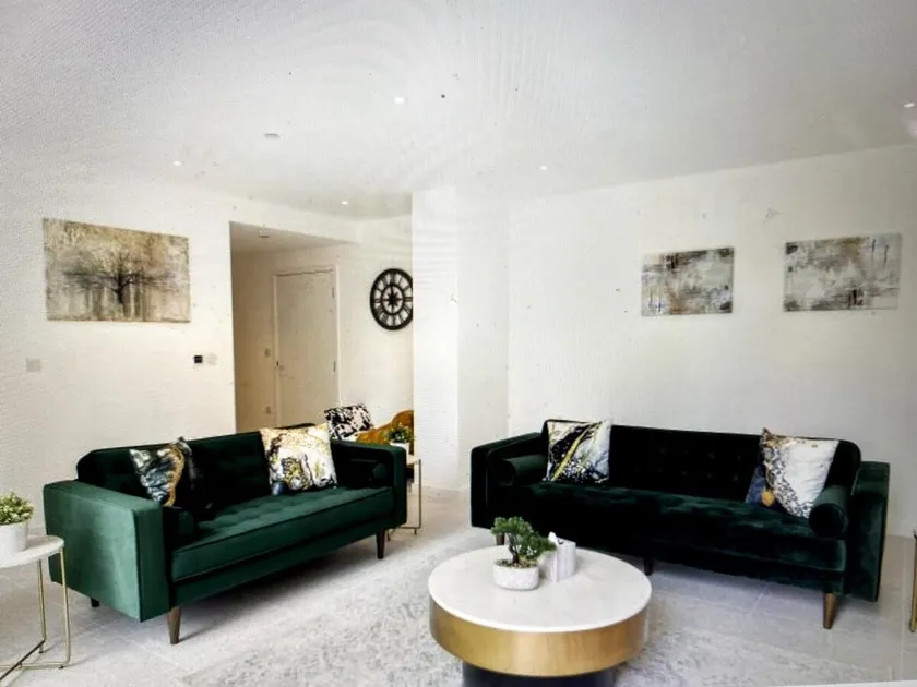 Luxury, Spacious, king size beds with parking, - Image 1
