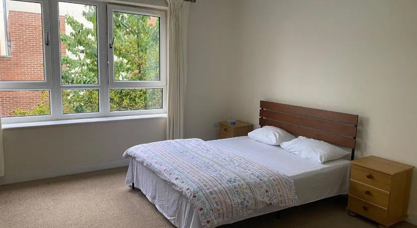Langham Lake House Spacious 5 BR House with Free Parking - Image 1