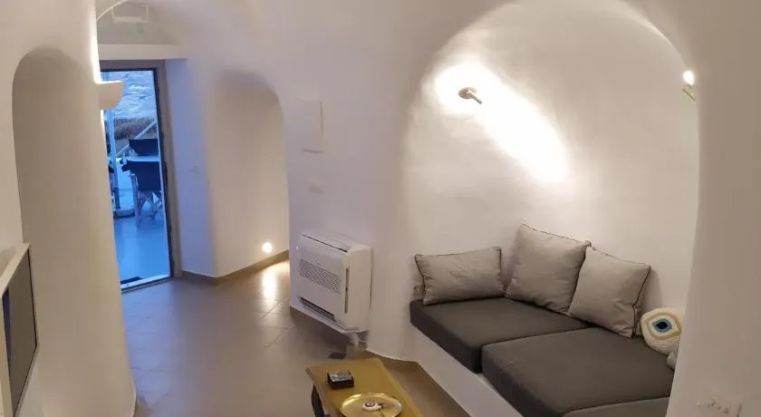 Santorini Cave Suite - Image 1